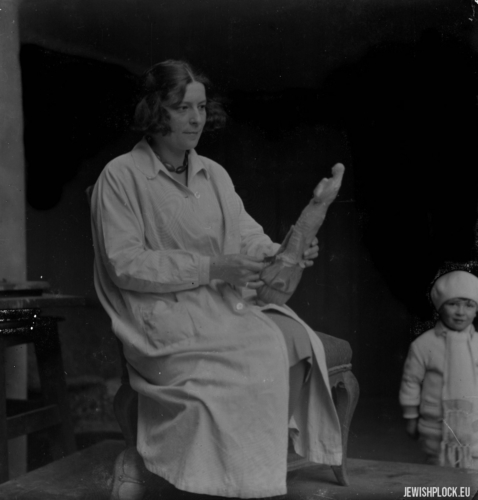 Roma Szereszewska-Abrahamer (later Joanna Grabowska), with her son Ryszard Abrahamer (later Zbigniew Ryszard Grabowski), late 1920s